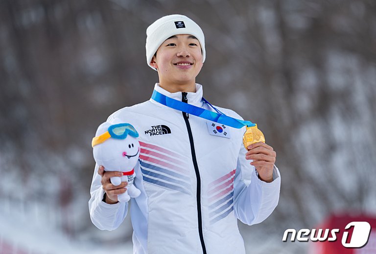 본문 이미지 - 27일 강원도 정선 하이원리조트에서 열린 2024 강원 동계청소년올림픽 프리스타일 스키 남자 듀얼 모굴 결승에서 금메달을 획득한 이윤승이 기뻐하고 있다. (올림픽인포메이션서비스·IOC 제공) 2024.1.27/뉴스1