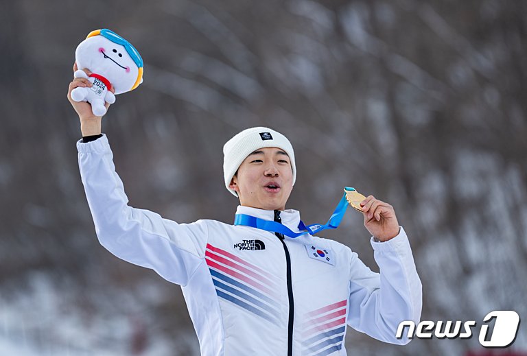 27일 강원도 정선 하이원리조트에서 열린 2024 강원 동계청소년올림픽 프리스타일 스키 남자 듀얼 모굴 결승에서 금메달을 획득한 이윤승이 기뻐하고 있다. &#40;올림픽인포메이션서비스·IOC 제공&#41; 