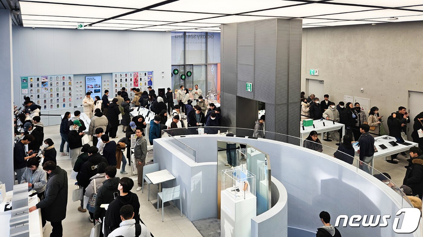 본문 이미지 - 삼성전자의 신형 스마트폰 '갤럭시 S24 시리즈' 사전 개통이 시작된 26일 서울 서초구 '삼성 강남'을 방문한 예약자들이 줄을 길게 늘어서 있다. 삼성전자는 '갤럭시 S24 시리즈'의 사전 개통 마감일을 기존 1월 31일에서 2월 8일까지로 연장했다. (삼성전자 제공) 2024.1.28/뉴스1