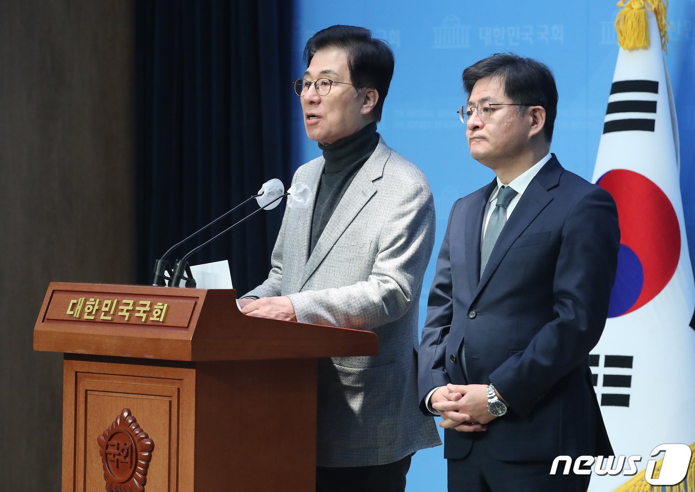 본문 이미지 - 신경민 새로운미래 국민소통위원장(왼쪽)과 박원석 미래대연합 공동대표가 28일 오전 서울 여의도 국회 소통관에서 기자회견을 갖고 미래대연합-새로운미래 공동창당 합의사항 발표를 하고 있다. 2024.1.28/뉴스1 ⓒ News1 임세영 기자