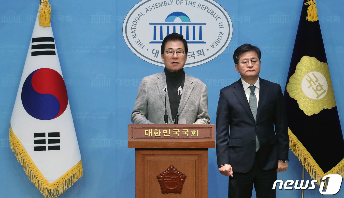 본문 이미지 - 신경민 새로운미래 국민소통위원장(왼쪽)과 박원석 미래대연합 공동대표가 28일 오전 서울 여의도 국회 소통관에서 기자회견을 갖고 미래대연합-새로운미래 공동창당 합의사항 발표를 하고 있다. 2024.1.28/뉴스1 ⓒ News1 임세영 기자