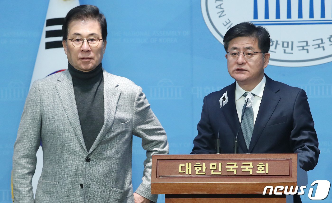 본문 이미지 - 신경민 새로운미래 국민소통위원장(왼쪽)과 박원석 미래대연합 공동대표가 28일 오전 서울 여의도 국회 소통관에서 기자회견을 갖고 미래대연합-새로운미래 공동창당 합의사항 발표를 하고 있다. 2024.1.28/뉴스1 ⓒ News1 임세영 기자