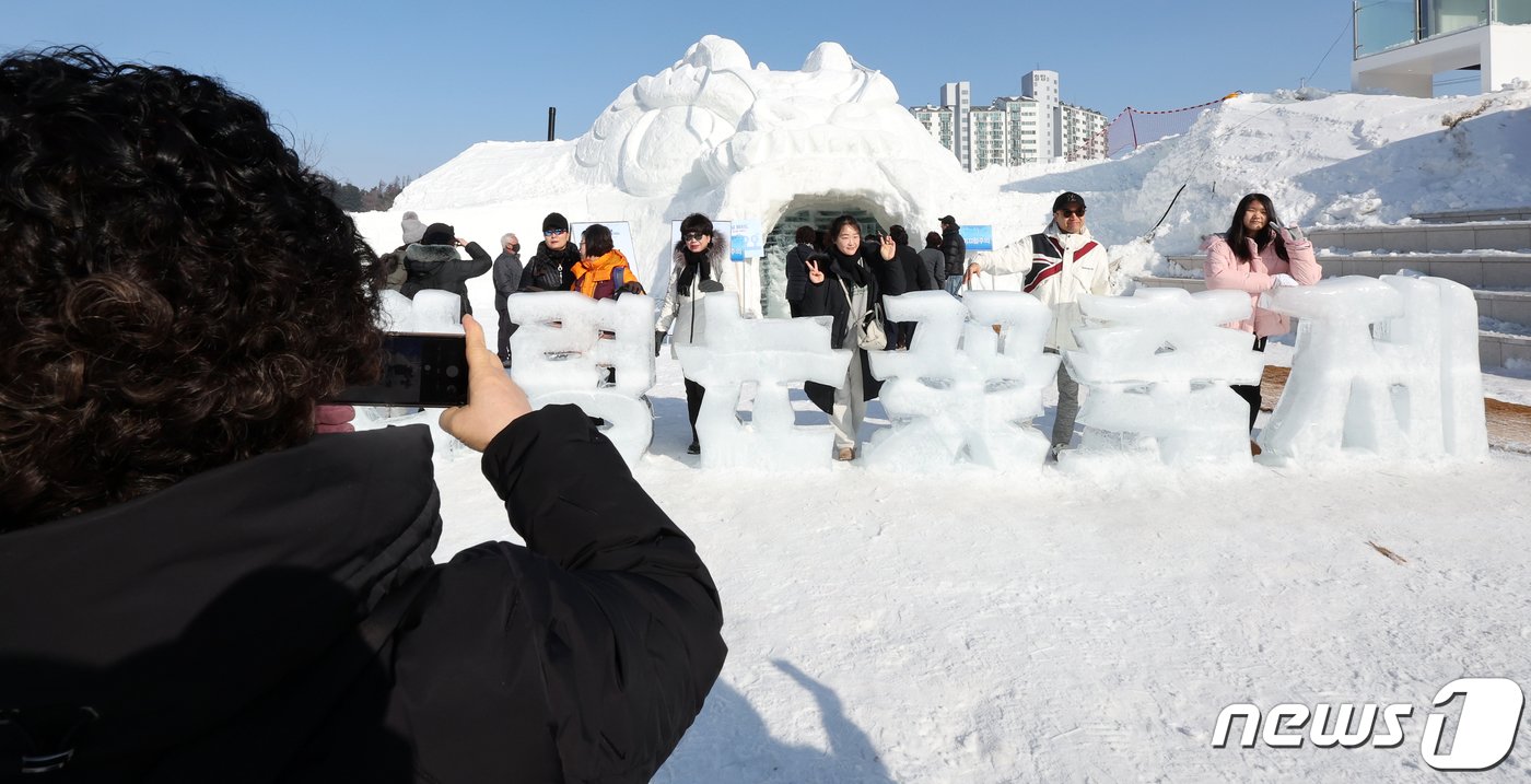 28일 강원 평창군 대관령면 송천 일대에서 열린 &#39;2024 대관령 눈꽃축제&#39;를 찾은 관광객들이 축제를 즐기고 있다. 올해 30주년을 맞은 대관령눈꽃축제는 &#39;TIME TRAVEL IN 대관령, 즐거움의 문을 열다&#39;를 주제로 다양한 눈과 얼음조각을 감상하고 눈과 얼음썰매 등 다양한 즐길거리와 체험 프로그램이 진행된다. 2024.1.28/뉴스1 ⓒ News1 김진환 기자