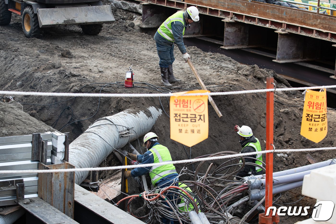 본문 이미지 - 서울시내 한 공사 현장에서 근로자들이 작업을 하고 있다. ⓒ News1 유승관 기자