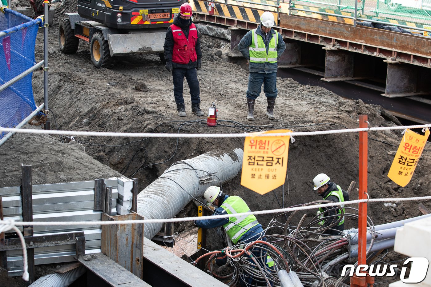 본문 이미지 - 서울시내 한 공사 현장에서 근로자들이 작업을 하고 있다. /뉴스1 ⓒ News1 유승관 기자