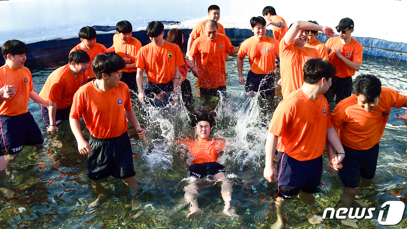 (화천=뉴스1) 윤왕근 기자 = 2024 얼음나라 화천 산천어축제 폐막일인 28일 강원 화천군 화천천 일대를 찾은 관광객들이 축제를 만끽하고 있다.(화천군 제공) 2024.1.28 …