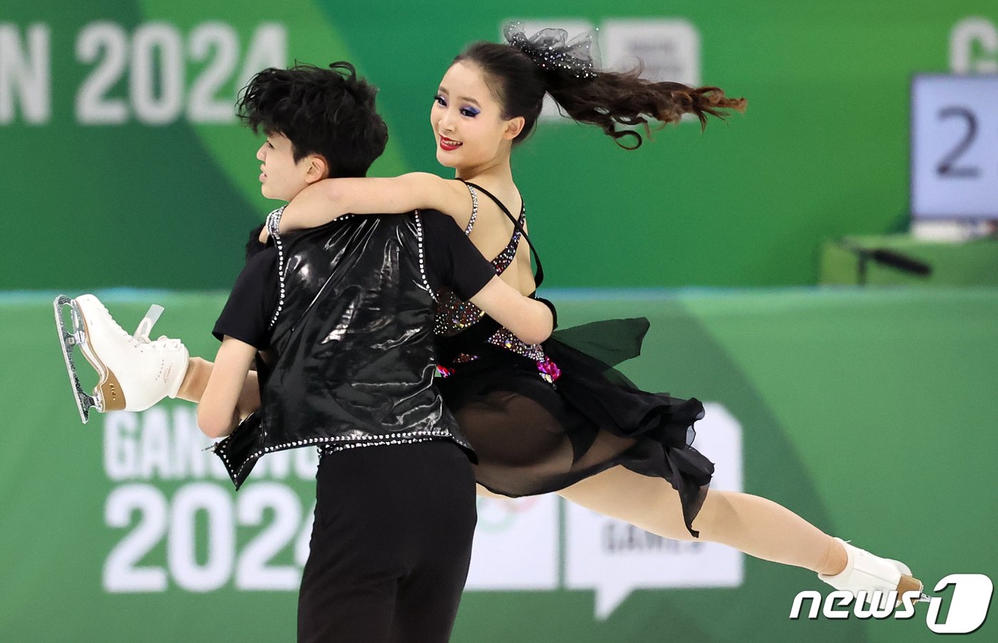 대한민국 아이스댄스 주니어 대표 김지니와 이나무가 28일 오후 강원 강릉 올림픽파크 강릉아이스아레나에서 열린에서 열린 2024 강원동계청소년올림픽 피겨 스케이팅 아이스 댄스-리듬댄스 경기에 출전해 아름다운 연기를 선보이고 있다. 김지니와 이나무는 이날 56.58점을 획득해 3위로 경기를 마쳤다. 2024.1.28/뉴스1 ⓒ News1 김진환 기자