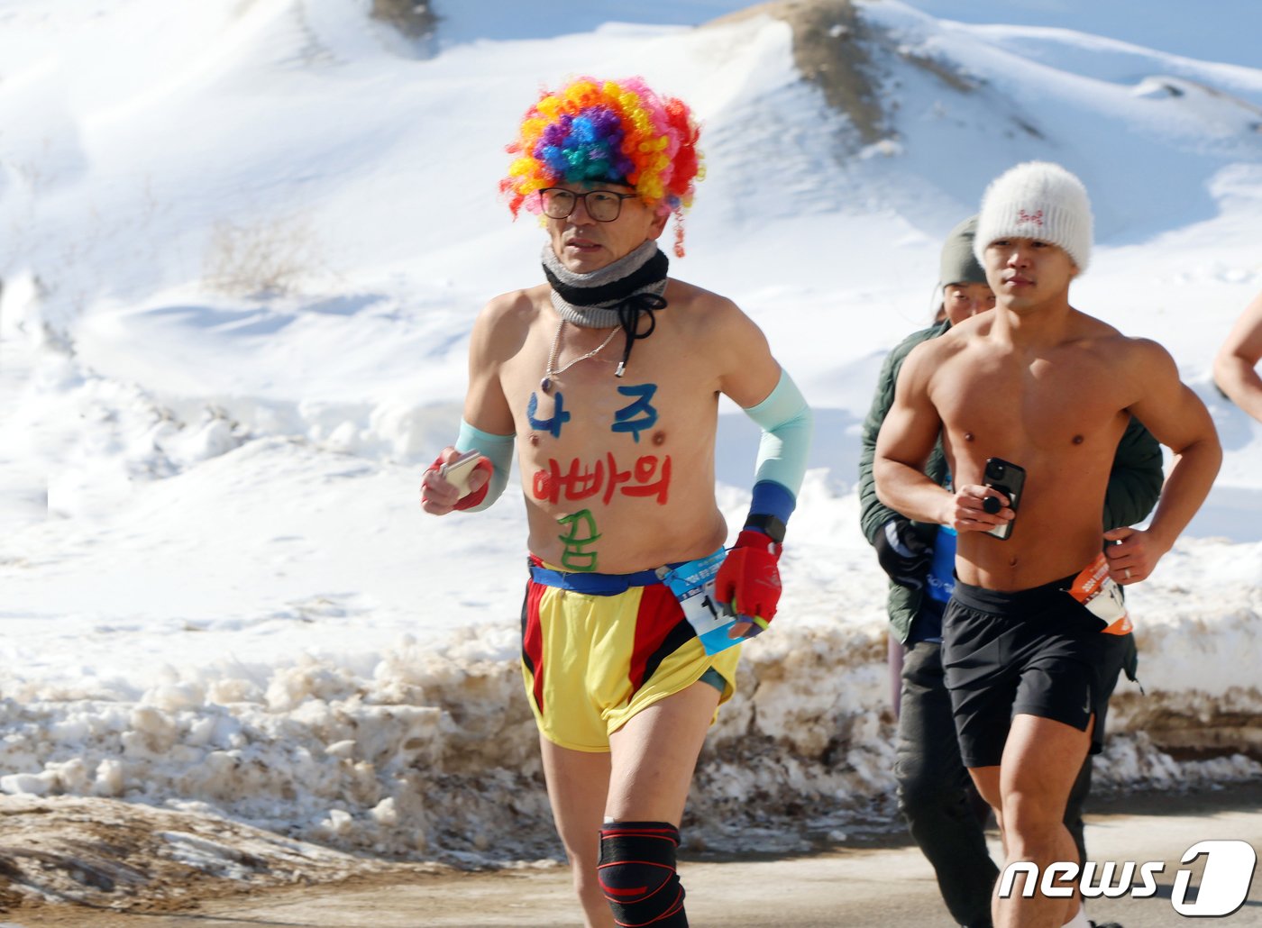 28일 오전 영하 10도의 추위속에 강원 평창군 대관령 눈꽃축제장 일원에서 열린 2024 평창 대관령 알몸 마라톤 대회 참가자들이 힘차게 달리고 있다. 코로나19로 3년만에 재개된이번 대회에는 일반&#40;10km, 5km&#41;, 매니아&#40;10km, 5km&#41;, 커플런&#40;남여2인1조&#41; 부문 등에 미국, 호주 등 6개국 외국인 40여명과 10대부터 여든이 넘은 할아버지까지 약 500여명의 참가자들이 강추위를 즐기며 달리기를 즐겼다. &#40;평창군 제공&#41; 2024.1.28/뉴스1