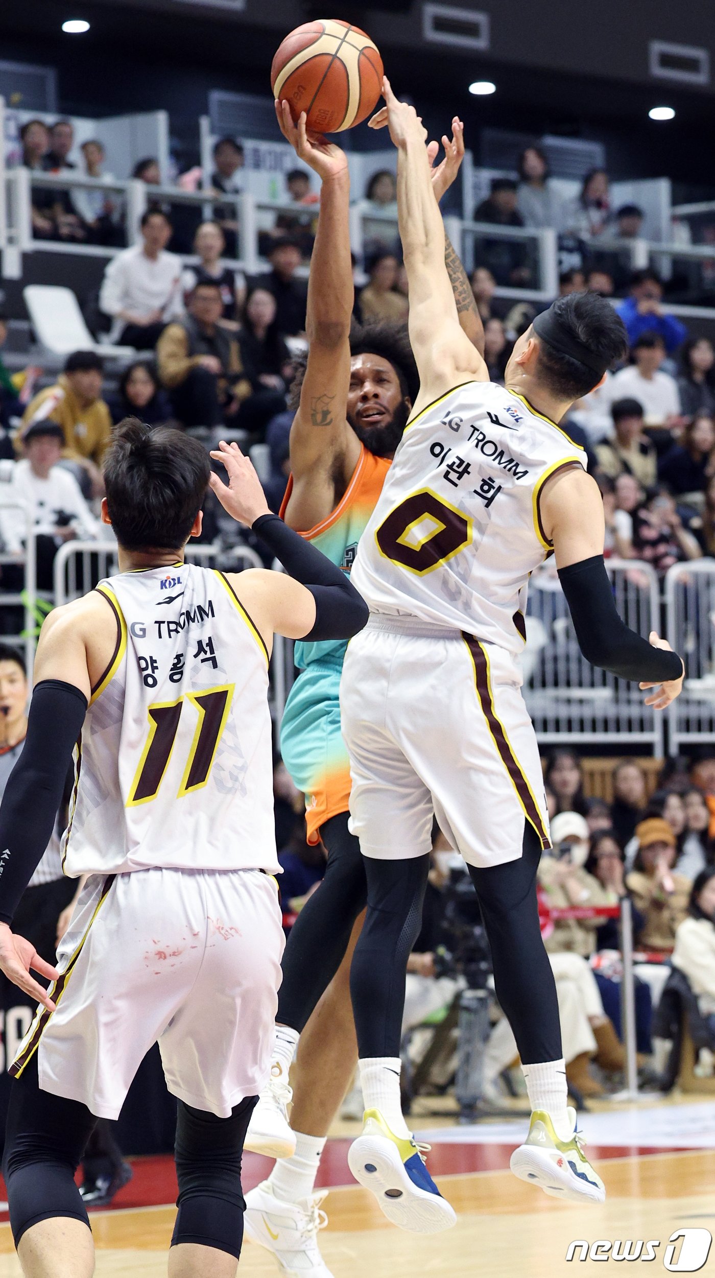 본문 이미지 - 28일 경기도 수원시 권선구 금곡동 수원 KT 소닉붐 아레나에서 열린 2023-2024 정관장 프로농구 수원 KT 소닉붐과 창원 LG 세이커스의 경기에서 창원 이관희가 수원 패리스 배스의 슛을 블록으로 쳐내고 있다. 2024.1.28/뉴스1 ⓒ News1 박정호 기자
