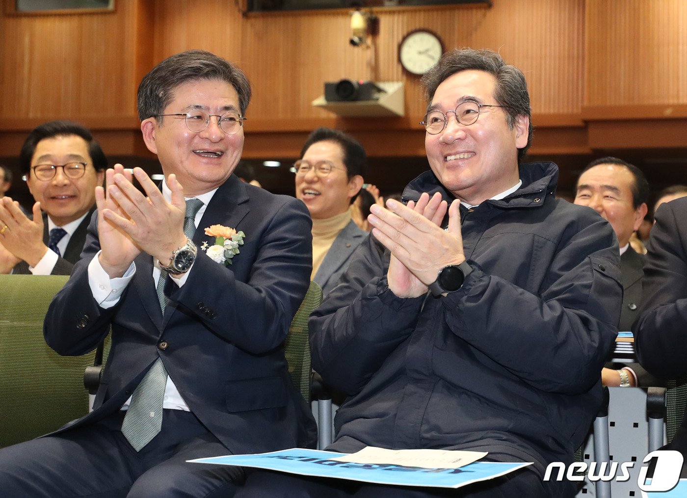 본문 이미지 - 이낙연 새로운미래 인재위원장과 박원석 미래대연합 공동대표가 28일 경기 수원시 팔달구 경기아트센터 컨벤션홀에서 열린 '새로운미래 경기도당 창당대회'에 참석해 박수를 치고 있다. 2024.1.28/뉴스1 ⓒ News1 김영운 기자