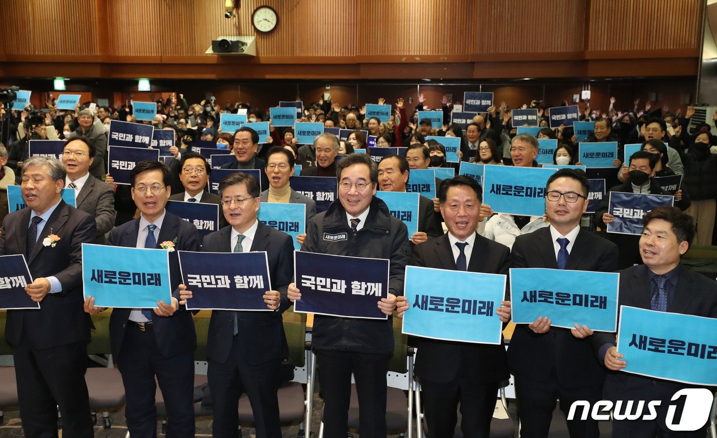 본문 이미지 - 이낙연 새로운미래 인재위원장과 참석자들이 28일 경기 수원시 팔달구 경기아트센터 컨벤션홀에서 열린 '새로운미래 경기도당 창당대회'에서 기념촬영을 하고 있다. 2024.1.28/뉴스1 ⓒ News1 김영운 기자