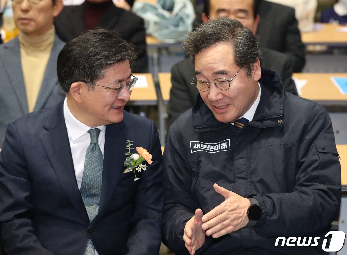 본문 이미지 - 이낙연 새로운미래 인재위원장과 박원석 미래대연합 공동대표가 28일 경기 수원시 팔달구 경기아트센터 컨벤션홀에서 열린 '새로운미래 경기도당 창당대회'에 참석해 이야기를 나누고 있다. 2024.1.28/뉴스1 ⓒ News1 김영운 기자
