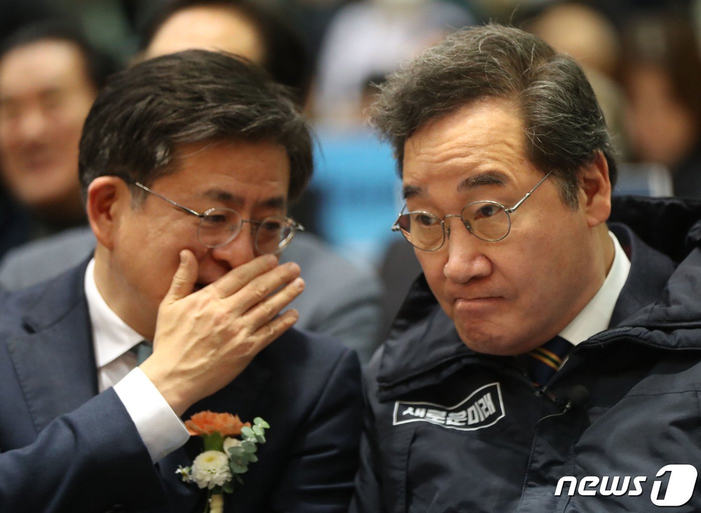 본문 이미지 - 이낙연 새로운미래 인재위원장과 박원석 미래대연합 공동대표가 28일 경기 수원시 팔달구 경기아트센터 컨벤션홀에서 열린 '새로운미래 경기도당 창당대회'에 참석해 이야기를 나누고 있다. 2024.1.28/뉴스1 ⓒ News1 김영운 기자