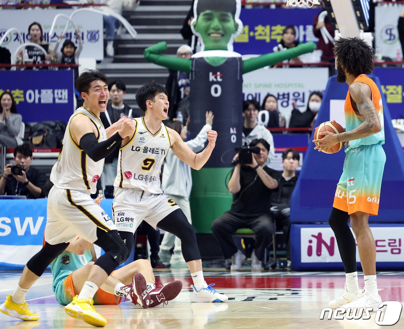 본문 이미지 - 28일 경기도 수원시 권선구 금곡동 수원 KT 소닉붐 아레나에서 열린 2023-2024 정관장 프로농구 수원 KT 소닉붐과 창원 LG 세이커스의 경기에서 4쿼터 막판 파울을 얻어낸 창원 양홍석과 정희재가 기뻐하고 있다. 2024.1.28/뉴스1 ⓒ News1 박정호 기자