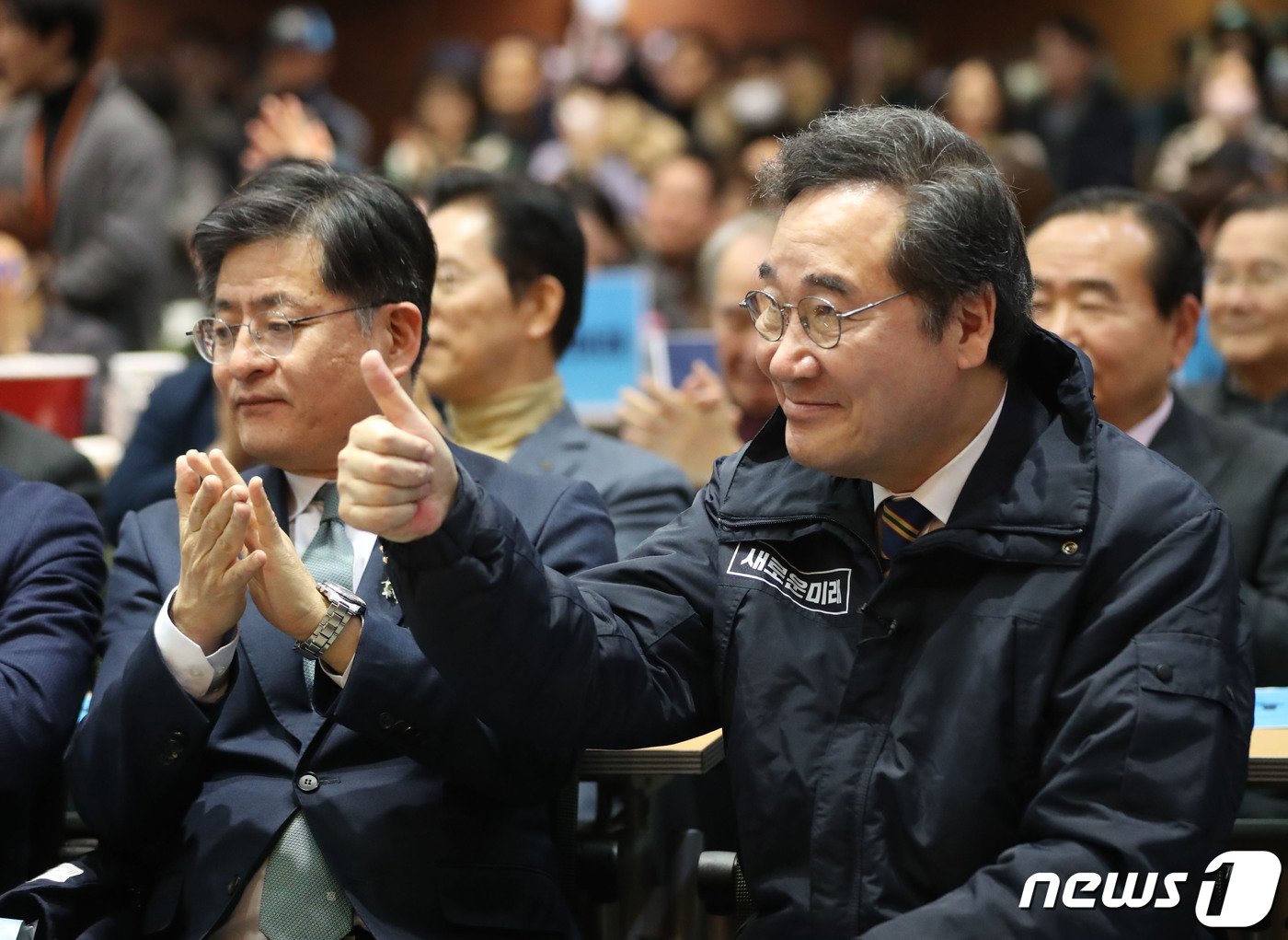 본문 이미지 - 이낙연 새로운미래 인재위원장이 28일 경기 수원시 팔달구 경기아트센터 컨벤션홀에서 열린 '새로운미래 경기도당 창당대회'에 참석해 엄지를 들어올리고 있다. 2024.1.28/뉴스1 ⓒ News1 김영운 기자