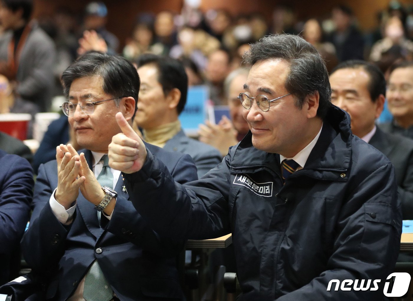 이낙연 새로운미래 인재위원장이 28일 경기 수원시 팔달구 경기아트센터 컨벤션홀에서 열린 &#39;새로운미래 경기도당 창당대회&#39;에 참석해 엄지를 들어올리고 있다. 2024.1.28/뉴스1 ⓒ News1 김영운 기자