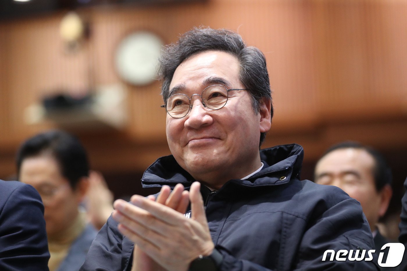 본문 이미지 - 이낙연 새로운미래 인재위원장이 28일 경기 수원시 팔달구 경기아트센터 컨벤션홀에서 열린 '새로운미래 경기도당 창당대회'에 참석해 박수를 치고 있다. 2024.1.28/뉴스1 ⓒ News1 김영운 기자