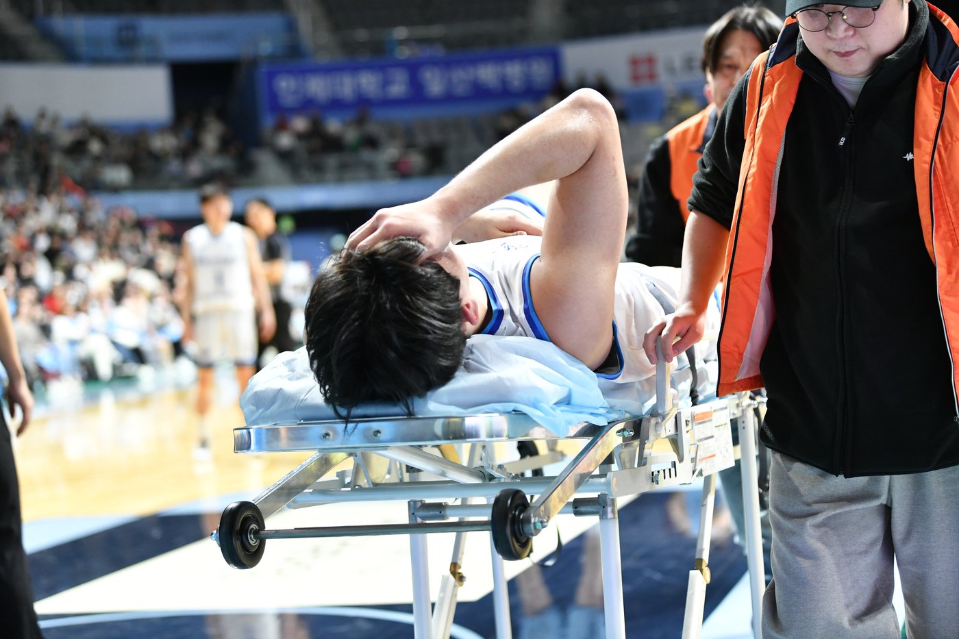 본문 이미지 - 부상을 당한 대구 한국가스공사의 신승민. (KBL 제공)