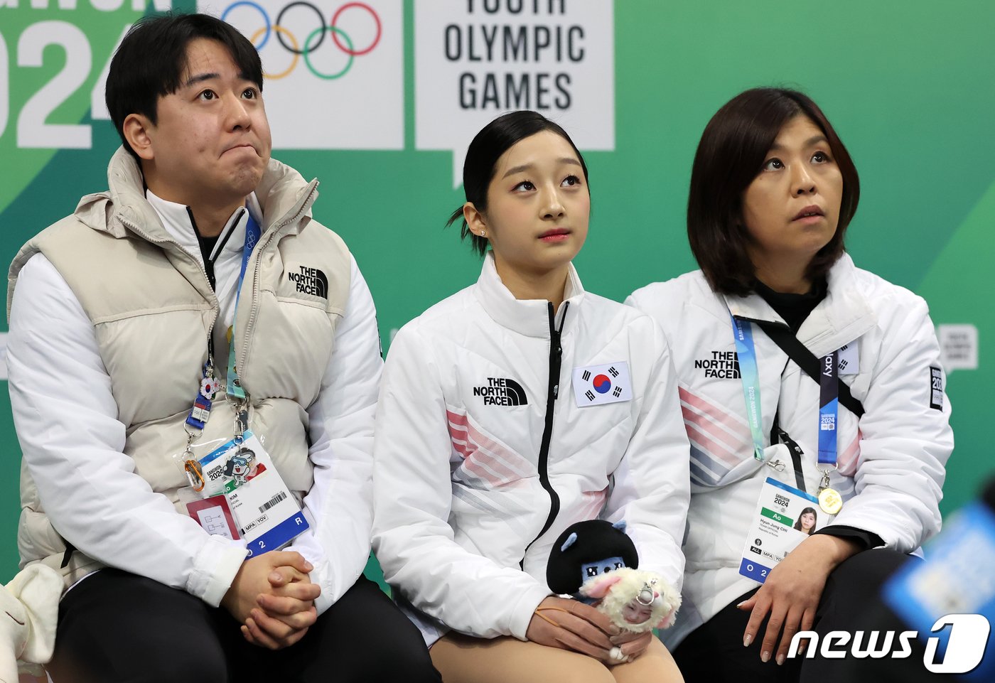 본문 이미지 - 대한민국 피겨의 차세대 간판 신지아가 28일 오후 강원 강릉 올림픽파크 강릉아이스아레나에서 열린에서 열린 2024 강원동계청소년올림픽 피겨 스케이팅 여자 싱글 쇼트 프로그램을 마친 뒤 전광판 점수를 확인하고 있다. 이날 신지아는 쇼트 프로그램에서 66.48점을 얻어 일본의 시마다 마오(71.05), 타카기 요(67.23)에 이어 3위를 기록했다. 2024.1.28/뉴스1 ⓒ News1 김진환 기자