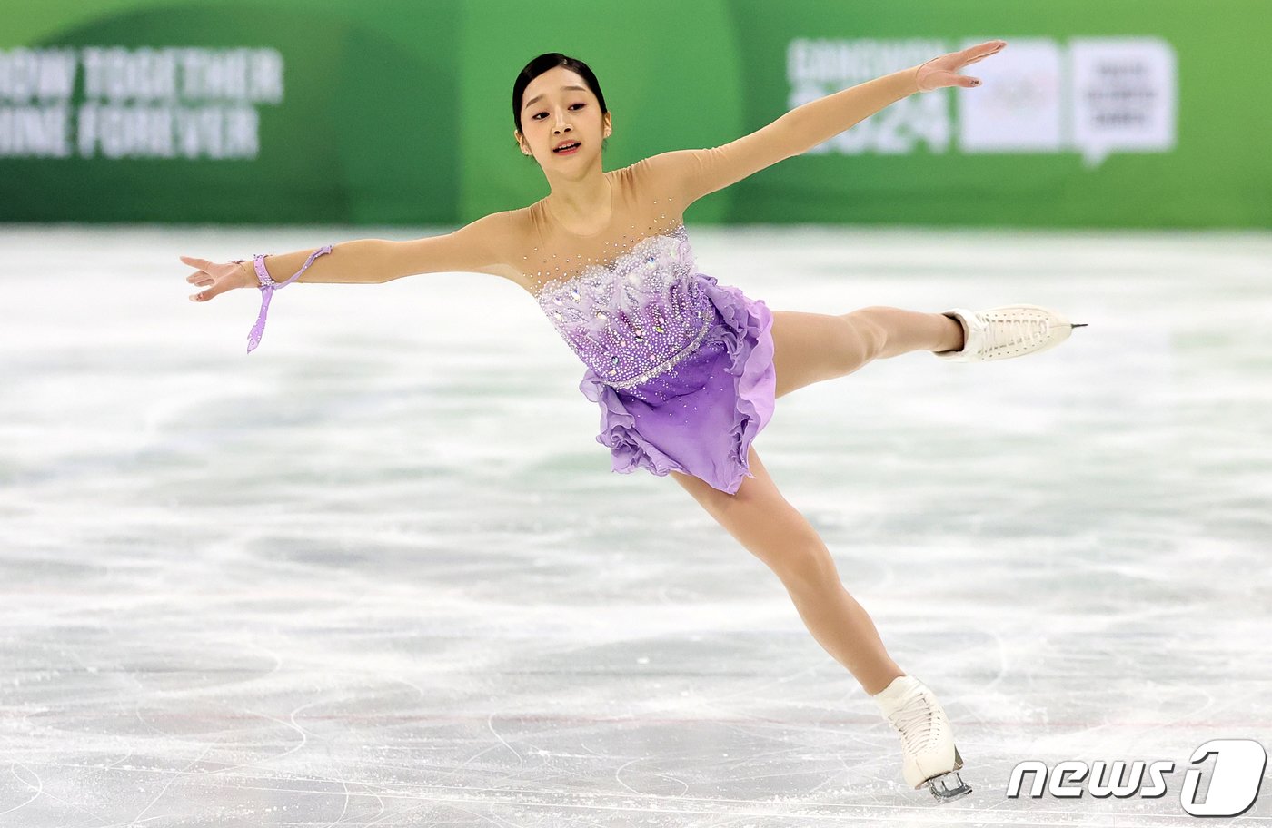 본문 이미지 - 대한민국 피겨의 차세대 간판 신지아가 28일 오후 강원 강릉 올림픽파크 강릉아이스아레나에서 열린에서 열린 2024 강원동계청소년올림픽 피겨 스케이팅 여자 싱글 쇼트 프로그램에서 연기를 펼치고 있다. 이날 신지아는 쇼트 프로그램에서 66.48점을 얻어 일본의 시마다 마오(71.05), 타카기 요(67.23)에 이어 3위를 기록했다. 2024.1.28/뉴스1 ⓒ News1 김진환 기자