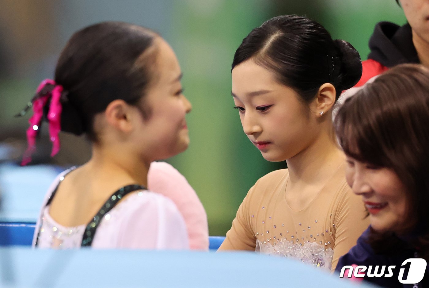 본문 이미지 - 대한민국 피겨의 차세대 간판 신지아가 28일 오후 강원 강릉 올림픽파크 강릉아이스아레나에서 열린에서 열린 2024 강원동계청소년올림픽 피겨 스케이팅 여자 싱글 쇼트 프로그램 연기를 위해 경기장 안으로 입장하고 있다. 이날 신지아는 쇼트 프로그램에서 66.48점을 얻어 일본의 시마다 마오(71.05), 타카기 요(67.23)에 이어 3위를 기록했다. 2024.1.28/뉴스1 ⓒ News1 김진환 기자