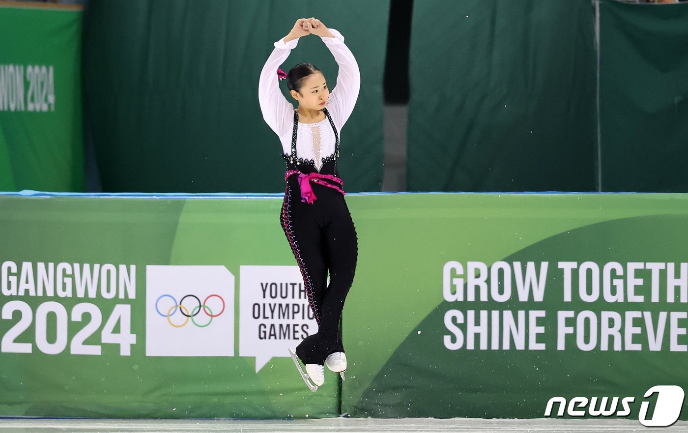 일본의 시마다 마오가 28일 오후 강원 강릉 올림픽파크 강릉아이스아레나에서 열린에서 열린 2024 강원동계청소년올림픽 피겨 스케이팅 여자 싱글 쇼트 프로그램에서 연기를 펼치고 있다. 이날 시마다 마오는 71.05점을 얻어 66.48점에 그치며 3위에 머무른 대한민국 차세대 피겨 간판 신지아를 제치고 1위를 기록했다. 2024.1.28/뉴스1 ⓒ News1 김진환 기자