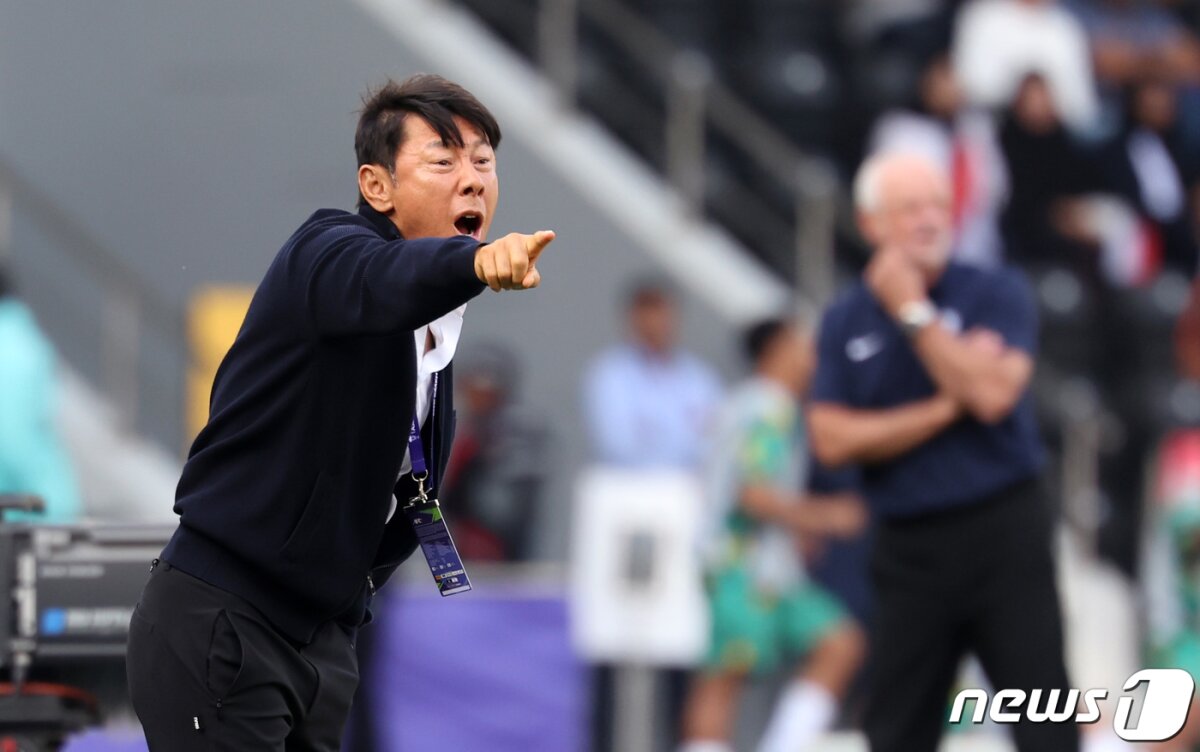 인도네시아 신태용 감독이 28일(현지시간) 카타르 도하 자심 빈 하마드 스타디움에서 열린 2023 아시아축구연맹(AFC) 카타르 아시안컵 16강전 인도네시아와 호주의 경기에서 선수들에게 작전 지시를 하고 있다. 2024.1.28/뉴스1 © News1 김성진 기자