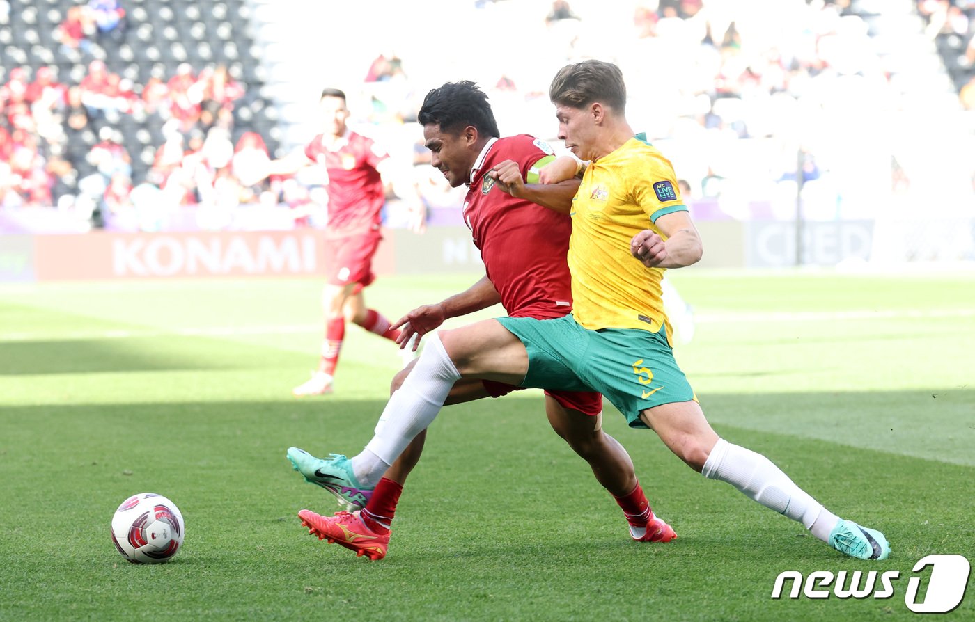 본문 이미지 - 인도네시아 망쿠알람과 호주 보스가 28일(현지시간) 카타르 도하 자심 빈 하마드 스타디움에서 열린 2023 아시아축구연맹(AFC) 카타르 아시안컵 16강전 인도네시아와 호주의 경기에서 경합을 벌이고 있다. 2024.1.28/뉴스1 ⓒ News1 김성진 기자