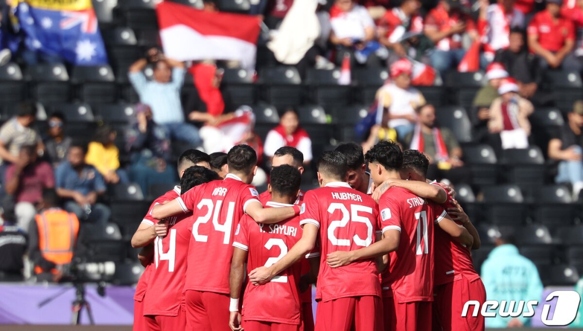 인도네시아 선수들이 28일(현지시간) 카타르 도하 자심 빈 하마드 스타디움에서 열린 2023 아시아축구연맹(AFC) 카타르 아시안컵 16강전 인도네시아와 호주의 경기에 앞서 파이팅을 하고 있다. 2024.1.28/뉴스1 © News1 김성진 기자