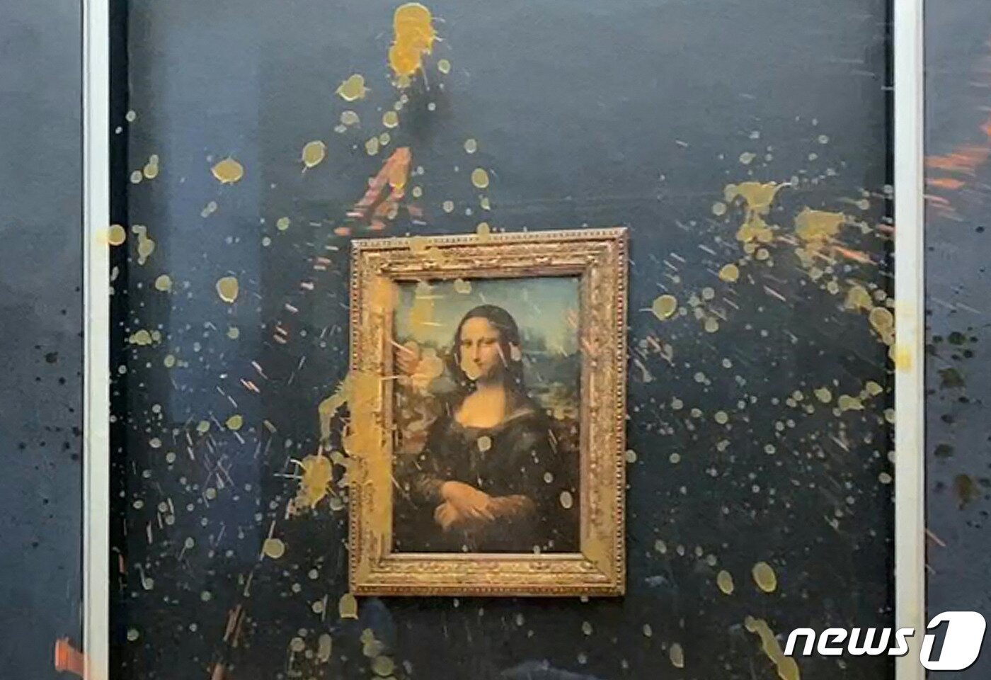 본문 이미지 - 수프 자국에 뒤덮인 모나리자. ⓒ AFP=뉴스1 ⓒ News1 박형기 기자