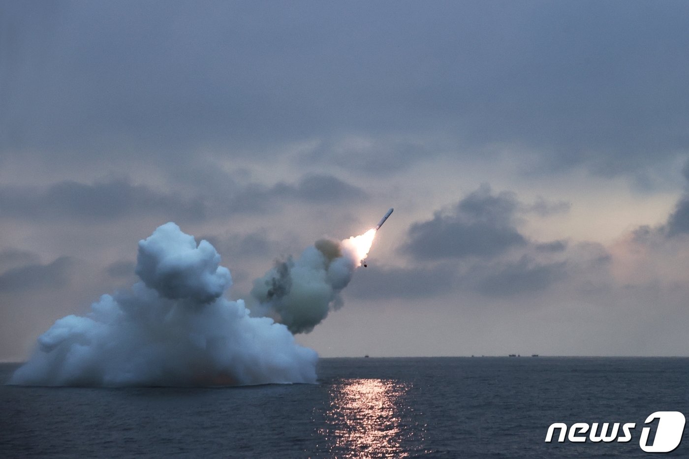 본문 이미지 - (평양 노동신문=뉴스1) = 북한이 잠수함발사전략순항미사일 '불화살-3-31형' 시험발사하는 모습. [국내에서만 사용가능. 재배포 금지. DB 금지. For Use Only in the Republic of Korea. Redistribution Prohibited] rodongphoto@news1.kr
