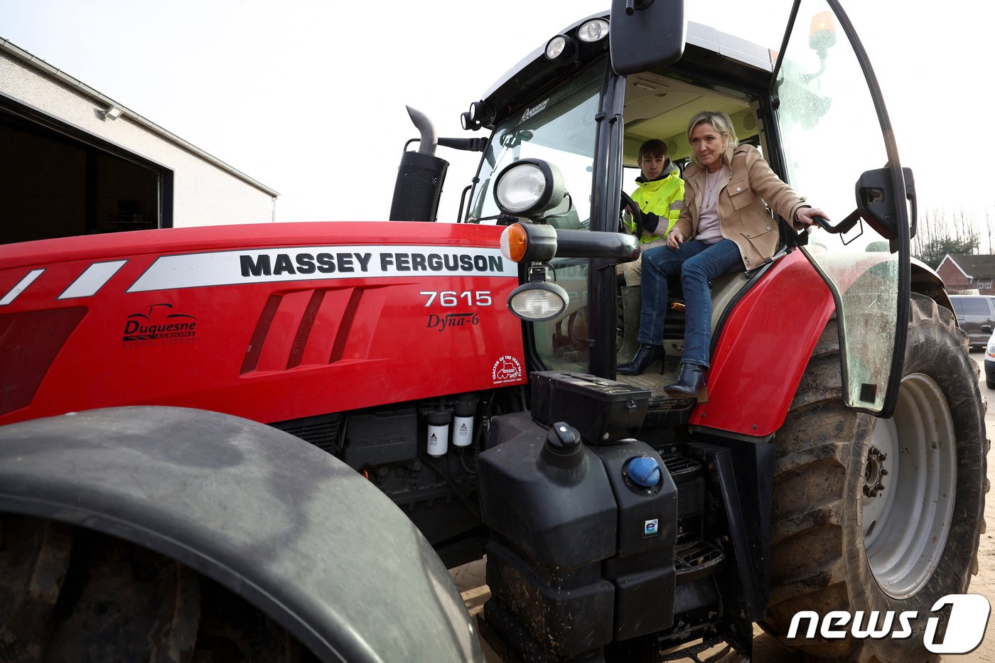 본문 이미지 - 프랑스 전역에서 농부들이 가격 압박, 세금, 친환경 규제 등 공통적으로 겪고 있는 불만에 대해 시위를 벌이는 가운데 28일(현지시간) 프랑스 라딩햄의 한 농장을 찾은 프랑스 극우 정당인 국민연합(RN) 소속 마린 르 펜이 트랙터 안에 앉아 있다. 2024.01.28 ⓒ 로이터=뉴스1 ⓒ News1 정지윤 기자