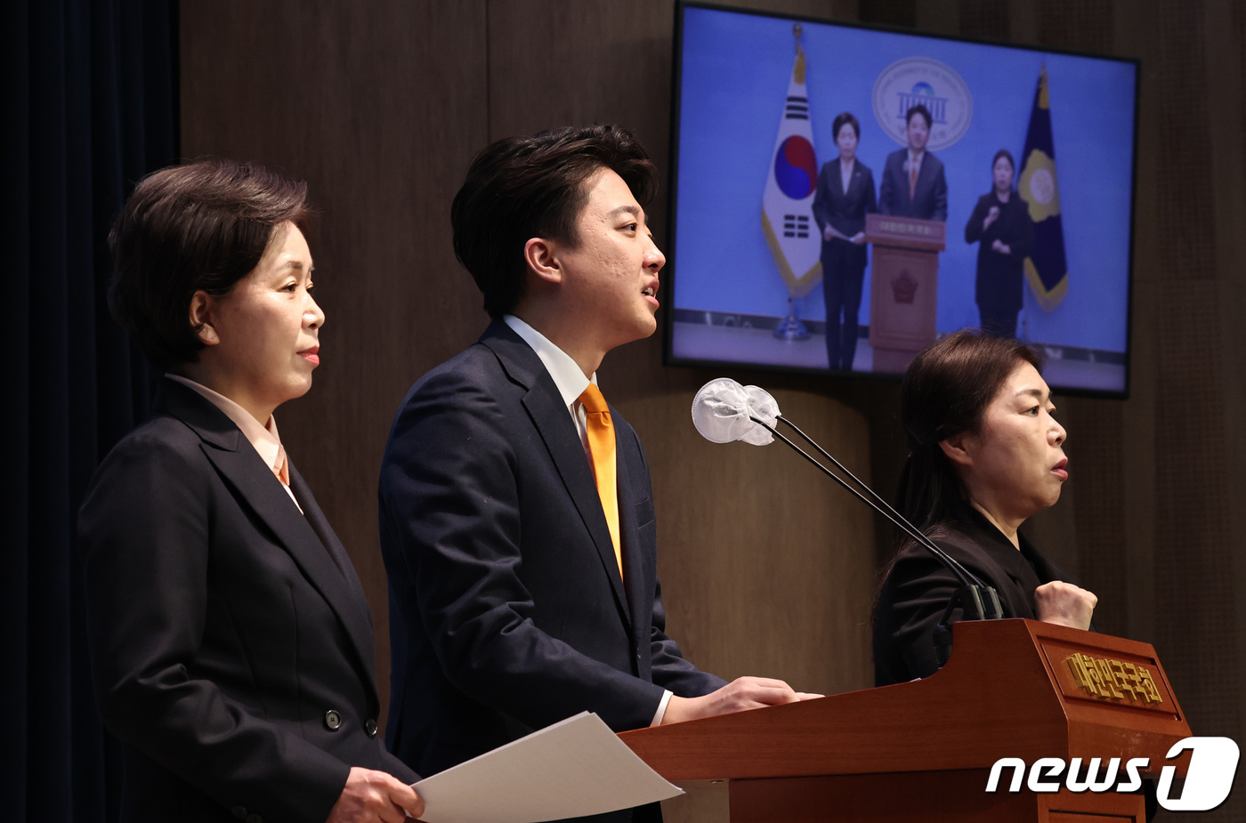 (서울=뉴스1) 구윤성 기자 = 이준석 개혁신당 대표와 양향자 한국의희망 대표가 29일 오전 서울 여의도 국회 소통관에서 '여성 신규 공무원 병역 의무화' 등을 포함하는 국방 정책 …