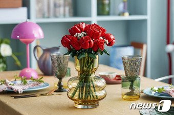 본문 이미지 -  레고 장미 꽃다발(레고코리아 제공) 