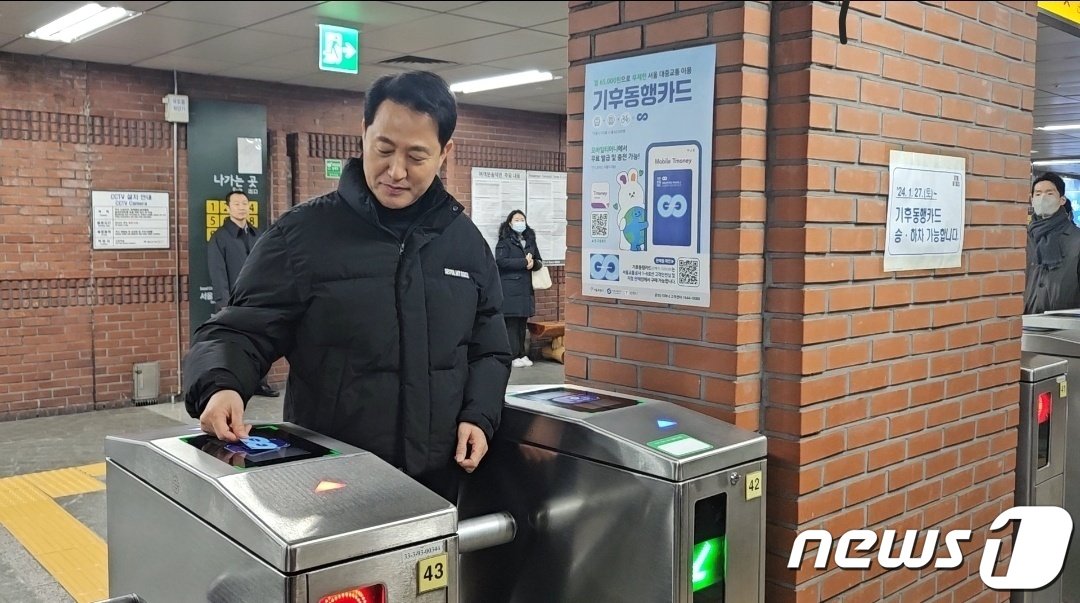 본문 이미지 -  충전한 기동카를 게이트에 찍고 나오는 오세훈 서울시장.2024.01.29. 오현주 기자