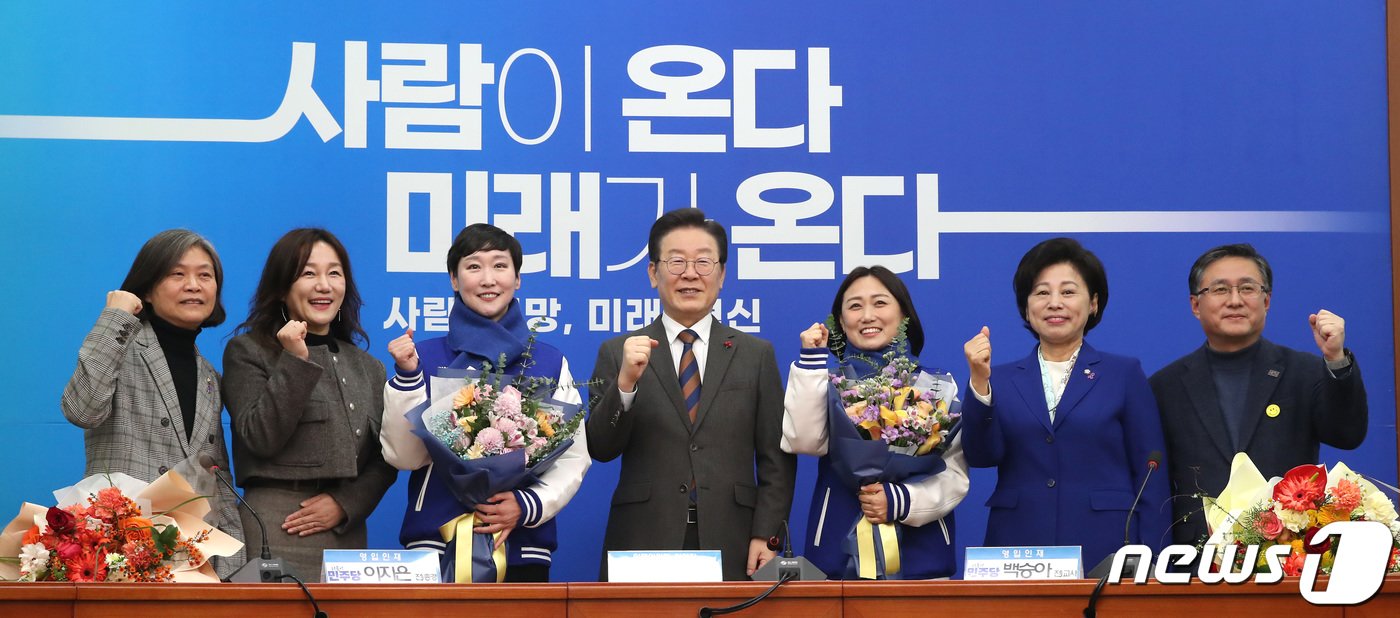 본문 이미지 - 민주당 11·12호 인재영입 인사인 이지은 전 총경과 백승아 전 교사가 29일 오전 서울 여의도 국회에서 열린 더불어민주당 11·12차 인재영입식에서 이재명 대표 및 참석자들과 기념촬영을 하고 있다. 왼쪽부터 강민정 의원, 이재정 의원, 이 전 총경, 이 대표, 백 전 교사, 남인순 의원, 김성환 인재영입위 간사. 2024.1.29/뉴스1 ⓒ News1 임세영 기자