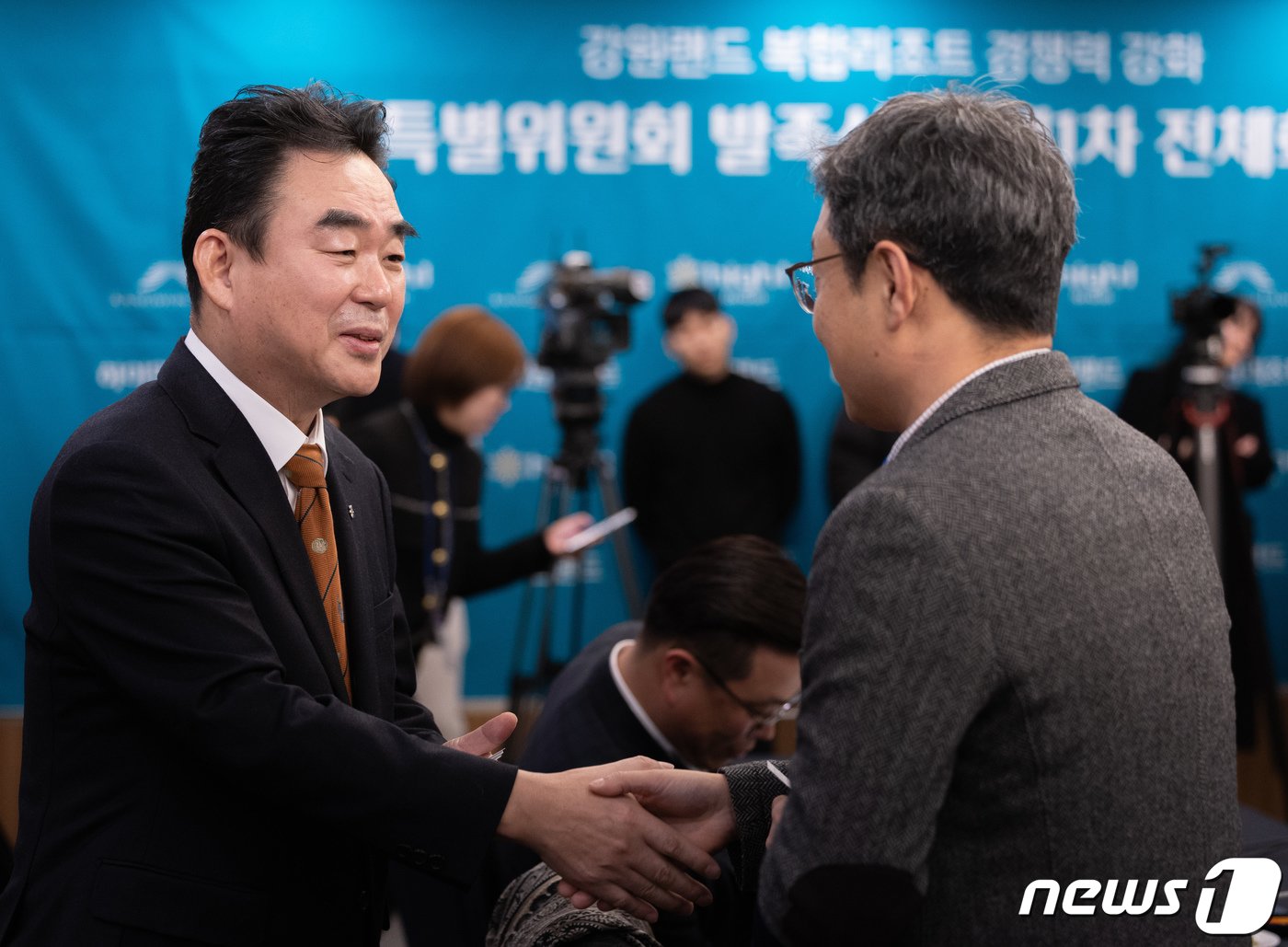 본문 이미지 - 최철규 강원랜드 대표이사 직무대행(위원장)이 29일 서울 중구 프레스센터에서 열린 ‘강원랜드 복합리조트 경쟁력 강화’ 특별위원회 발족식 및 제1차 전체회의에서 참석 위원들과 인사하고 있다. 2024.1.29/뉴스1 ⓒ News1 이재명 기자