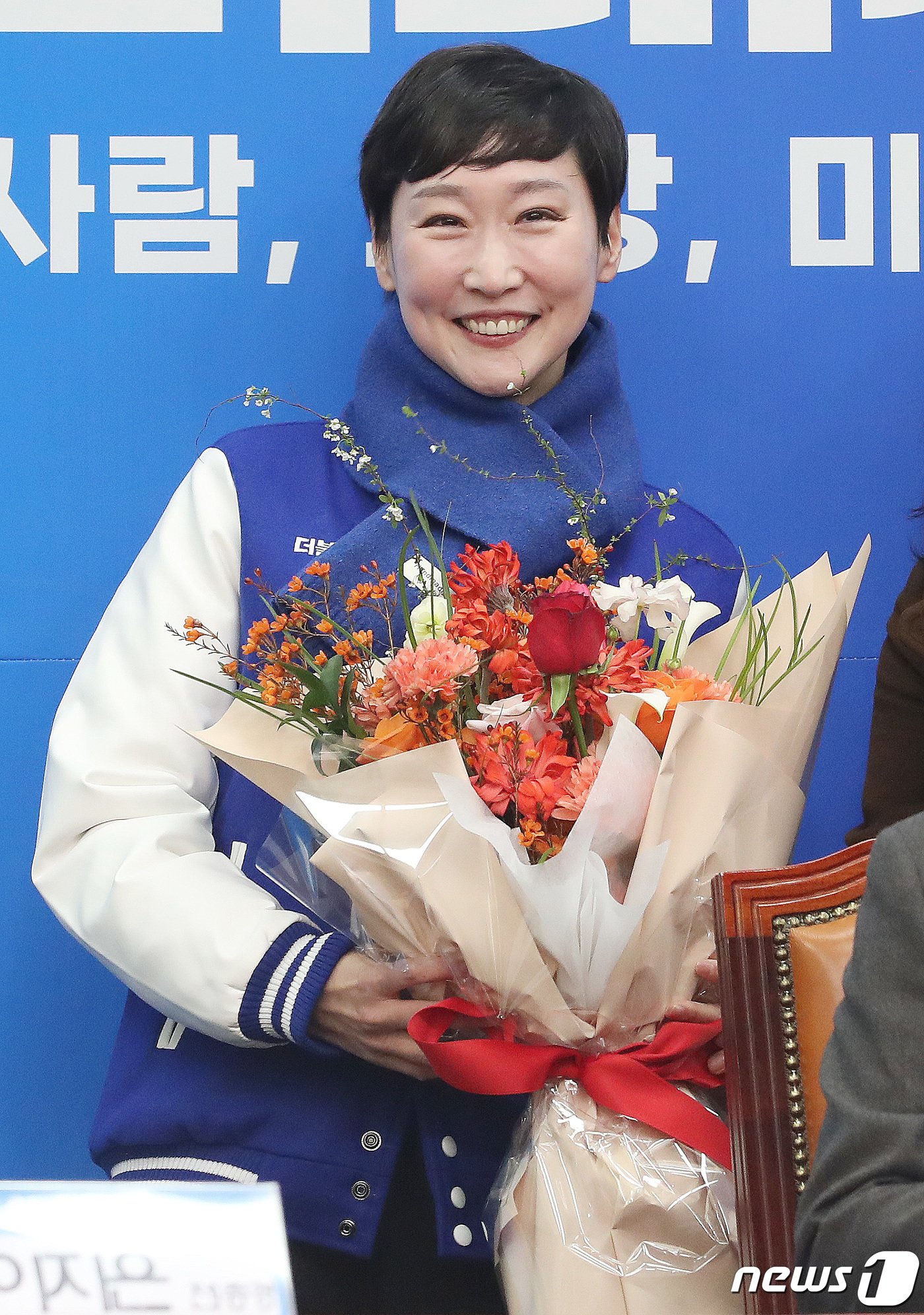 본문 이미지 - 민주당 11호 인재영입 인사인 이지은 전 총경이 29일 오전 서울 여의도 국회에서 열린 더불어민주당 11·12호 인재영입식에서 꽃다발을 받고 환하게 웃고 있다. 2024.1.29/뉴스1 ⓒ News1 임세영 기자