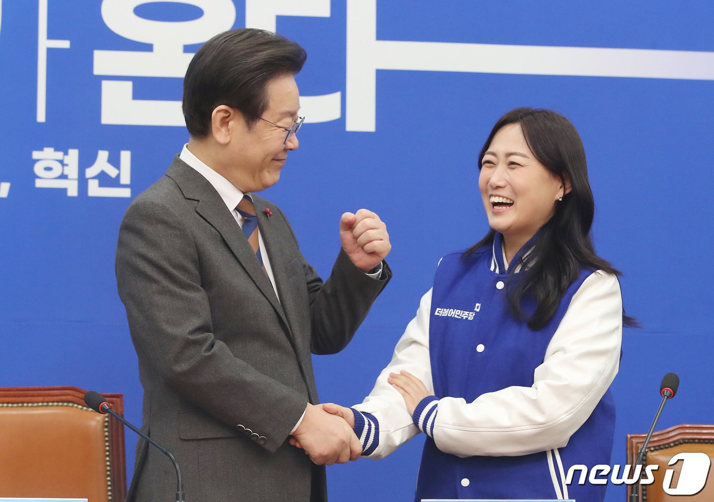 본문 이미지 - 이재명 더불어민주당 대표가 지난 1월29일 서울 여의도 국회에서 열린 민주당 11·12호 인재영입식에서 12호 영입 인재인 백승아 전 교사와 악수를 나누고 있다./뉴스1 ⓒ News1 임세영 기자