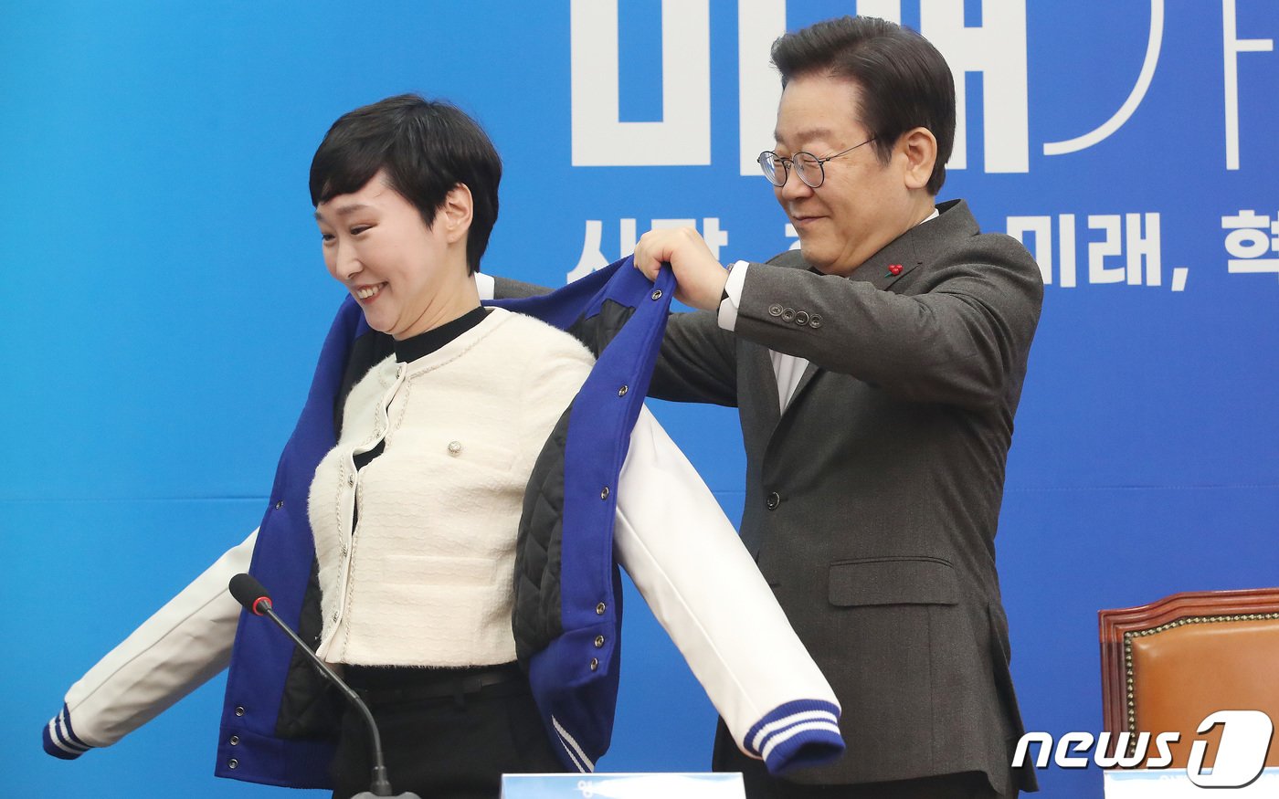 본문 이미지 - 이재명 더불어민주당 대표가 29일 오전 서울 여의도 국회에서 열린 민주당 11·12호 인재영입식에서 11호 영입 인재인 이지은 전 총경에게 민주당 점퍼를 선물하고 있다. 2024.1.29/뉴스1 ⓒ News1 임세영 기자