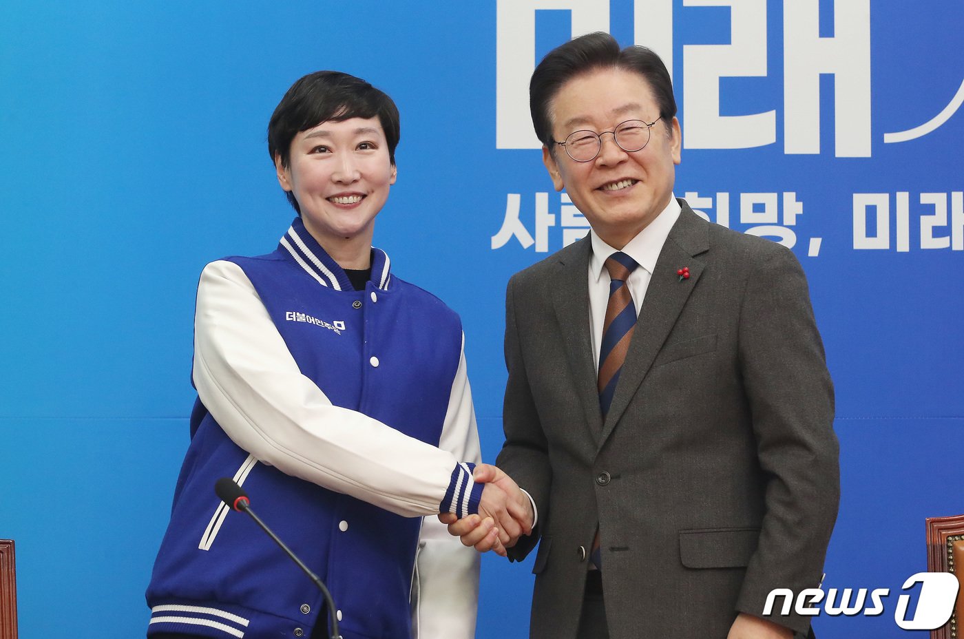 본문 이미지 - 이재명 더불어민주당 대표가 29일 오전 서울 여의도 국회에서 열린 민주당 11·12호 인재영입식에서 11호 영입 인재인 이지은 전 총경과 악수를 나누고 있다. 2024.1.29/뉴스1 ⓒ News1 임세영 기자