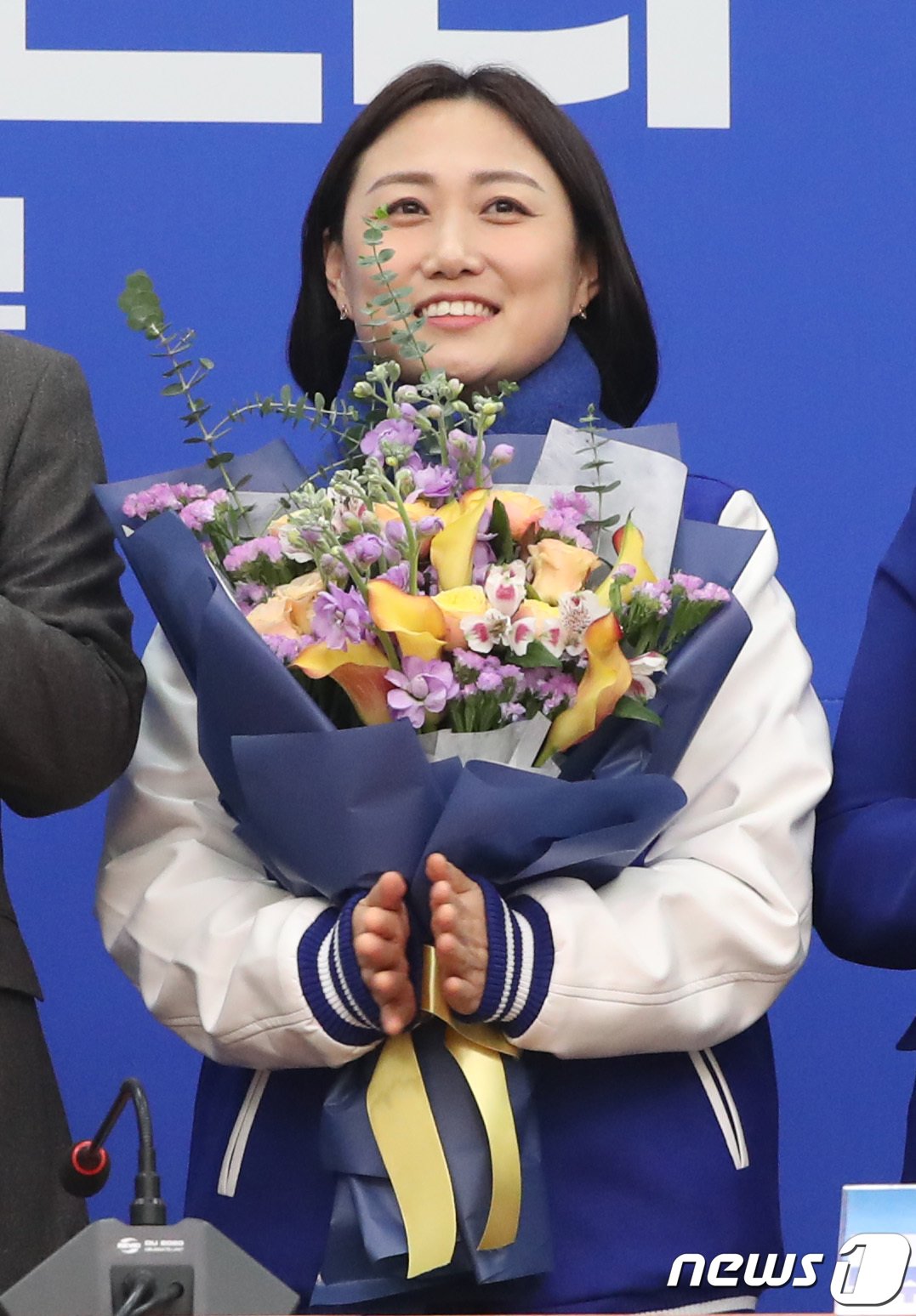 본문 이미지 - 민주당 12호 인재영입 인사인 백승아 전 교사가 29일 오전 서울 여의도 국회에서 열린 더불어민주당 11·12호 인재영입식에서 꽃다발을 받고 환하게 웃고 있다. 2024.1.29/뉴스1 ⓒ News1 임세영 기자