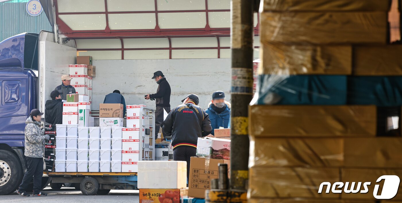 본문 이미지 - 설 연휴를 열흘여 앞둔 29일 서울 송파구 가락과일시장에서 작업자들이 설선물세트 등을 택배 발송 작업하고 있다. 2024.1.29/뉴스1 ⓒ News1 김도우 기자