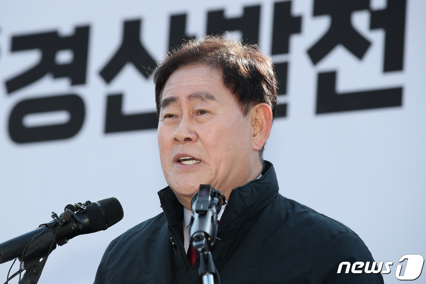 (경산=뉴스1) 공정식 기자 = 최경환 전 경제부총리가 29일 오전 경북 경산시 경산역 앞에서 제22대 국회의원선거 경산지역 무소속 출마를 선언하고 있다. 2024.1.29/뉴스1 …