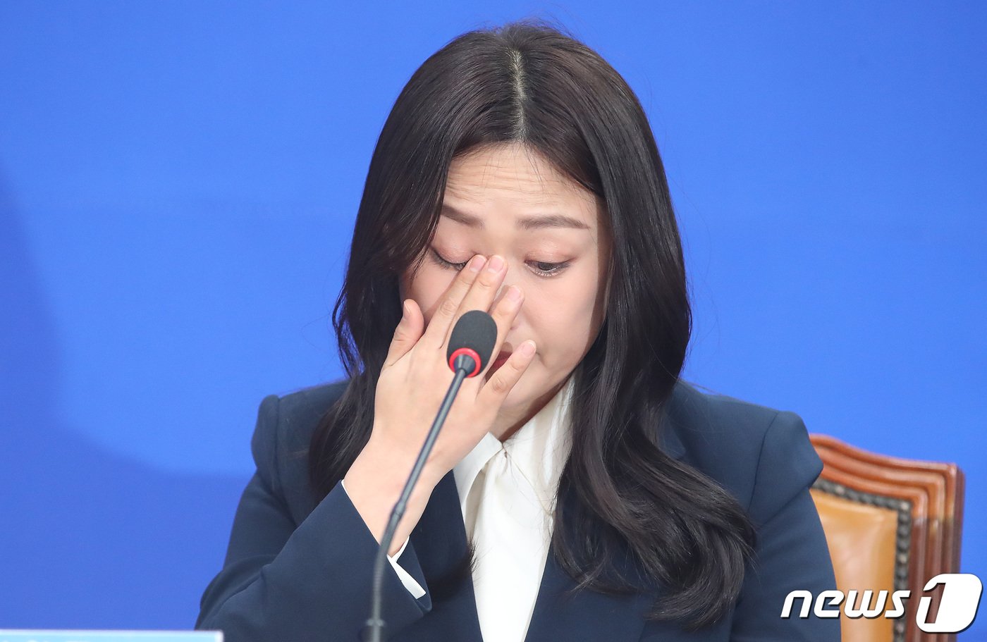 본문 이미지 - 민주당 12호 인재영입 인사인 백승아 전 교사가 29일 오전 서울 여의도 국회에서 열린 더불어민주당 11·12호 인재영입식에서 인사말을 하며 눈물을 흘리고 있다. 2024.1.29/뉴스1 ⓒ News1 임세영 기자