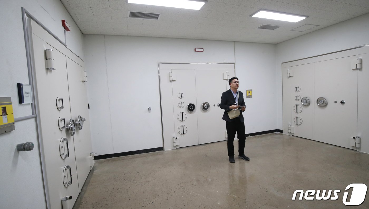 본문 이미지 - 29일 오전 국립제주박물관 수장고에서 학예연구사가 시설과 보관 유물들을 소개하고 있다. 2024.1.29/뉴스1 ⓒ News1 오현지 기자