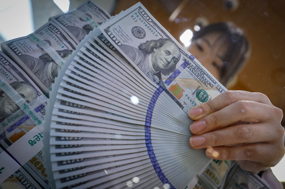 우리銀 "당국 경계감 고조에 환율 1450원 하회 시도"