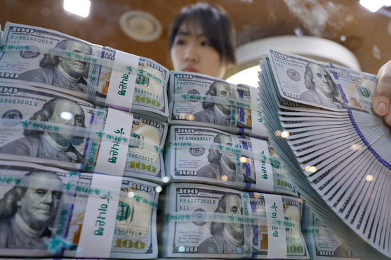 NH證 "환율 1400원대 사수 전망…원화 약세 배경·당국 의지 고려"