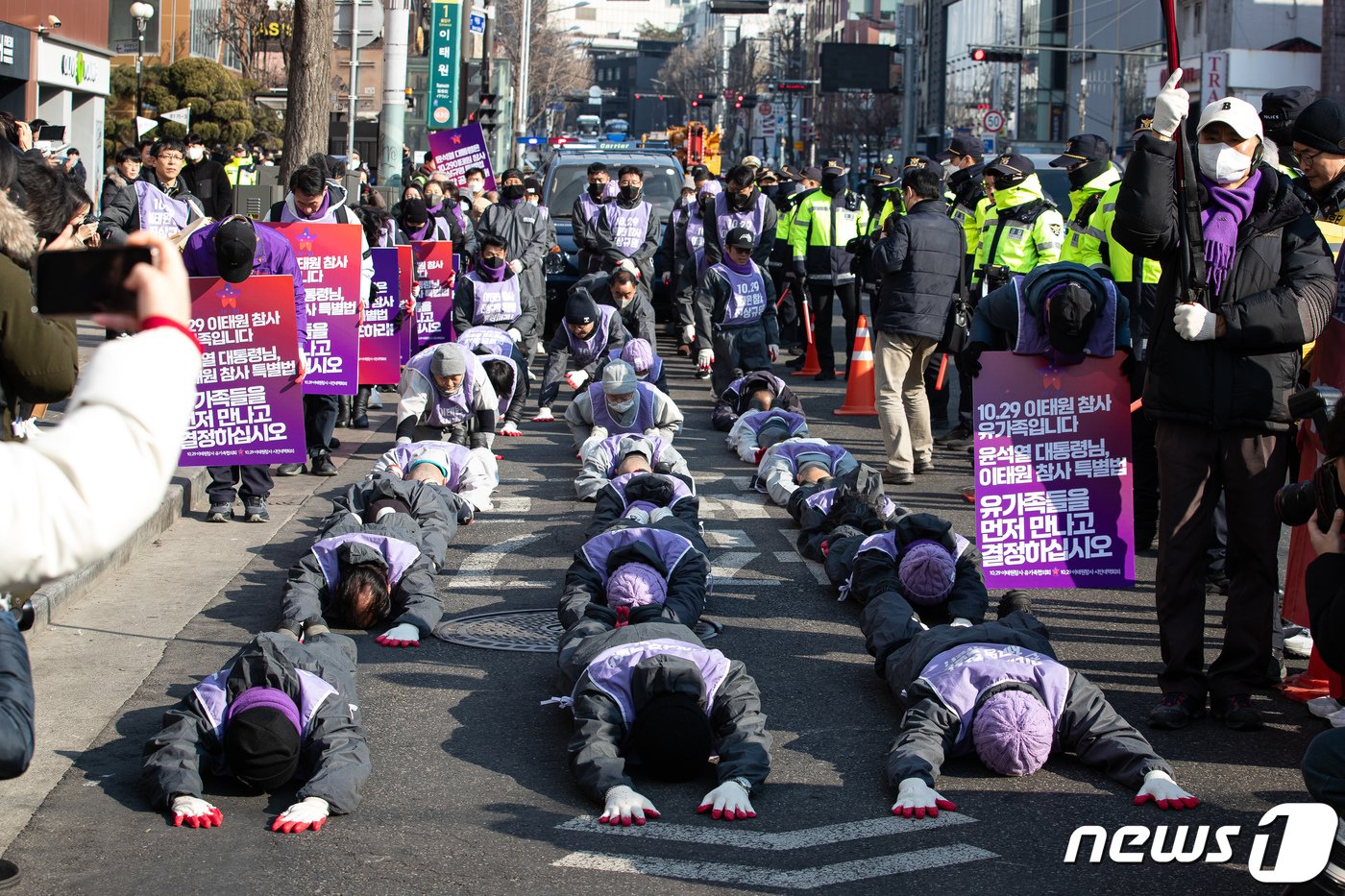 10.29 이태원 참사 유가족들과 시민, 4대종교 종교인들이 29일 서울 이태원 참사 현장 앞에서 용산 대통령실 방향으로 오체투지 행진을 하고 있다. 2024.1.29/뉴스1 ⓒ News1 유승관 기자