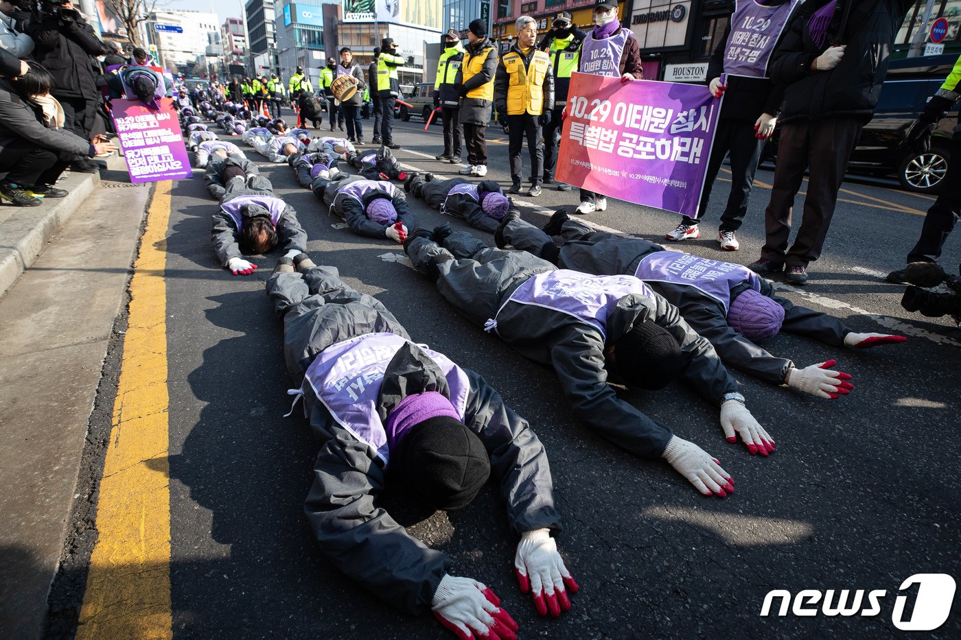 10.29 이태원 참사 유가족들과 시민, 4대종교 종교인들이 29일 서울 이태원 참사 현장 앞에서 용산 대통령실 방향으로 오체투지 행진을 하고 있다. 2024.1.29/뉴스1 ⓒ News1 유승관 기자